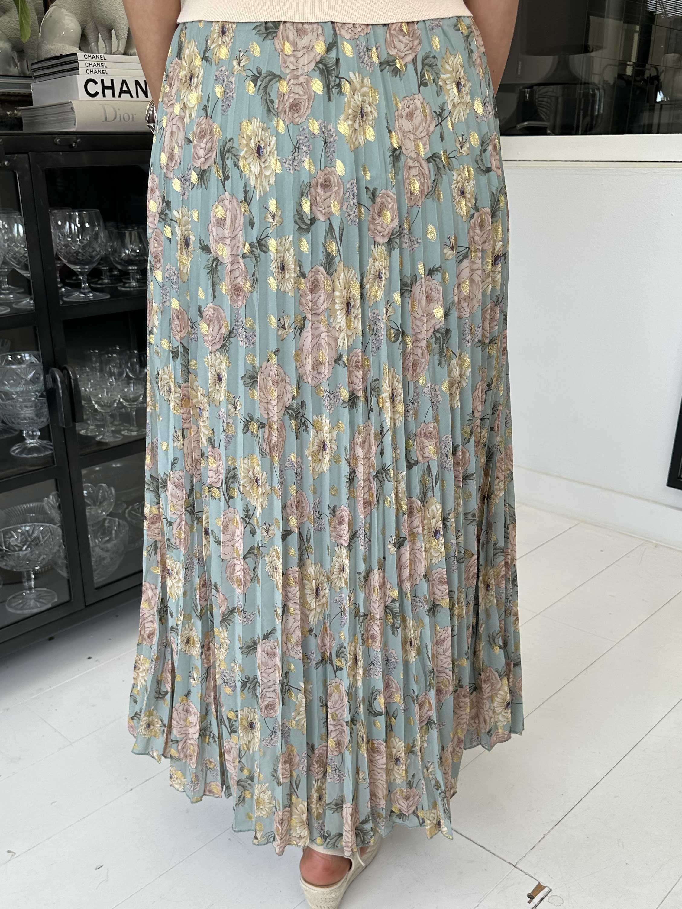 Josefine - Söt plisserad kjol med blommigt mönster